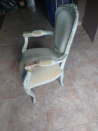 Silla antigua con reposabrazos