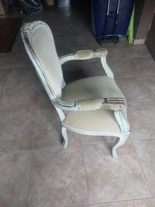 Silla antigua con reposabrazos