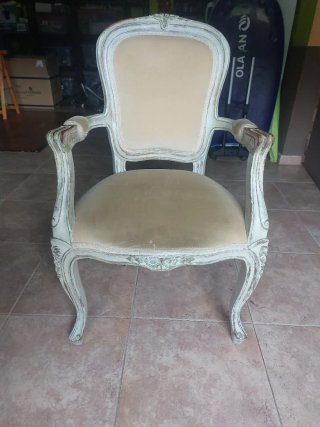 Silla antigua con reposabrazos
