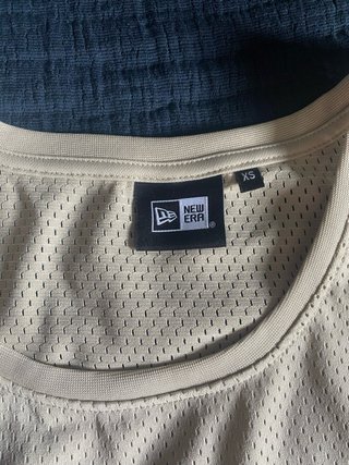 Camiseta tirantes New Era beige talla XS