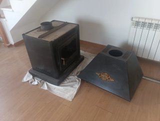 Chimenea metálica negra y dorada