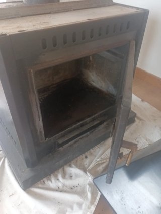 Chimenea metálica negra y dorada
