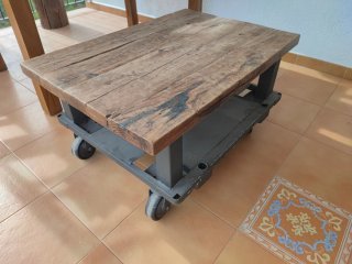 Mesa auxiliar madera y metal con ruedas