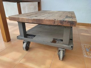 Mesa auxiliar madera y metal con ruedas