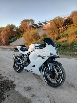Hyosung GT650R Blanca Deportiva