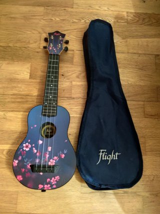 Ukelele Flight con funda y diseño floral