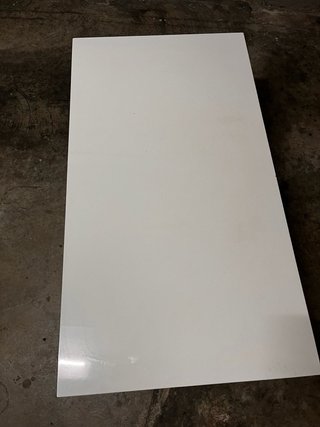 Mesa de centro blanca con cajones