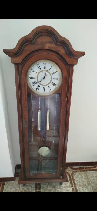 Reloj de pie Rhythm madera y dorado