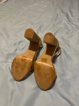 Zapatos de tacón dorados y plateados