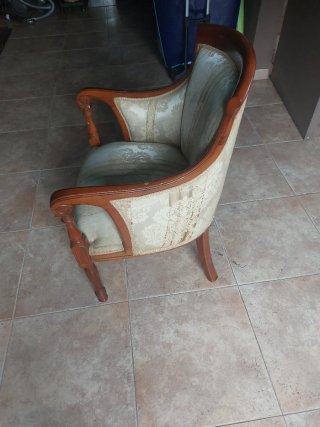 Silla antigua con reposabrazos