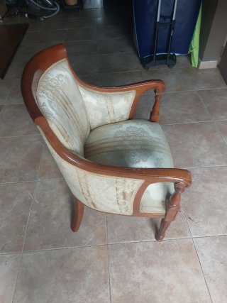 Silla antigua con reposabrazos