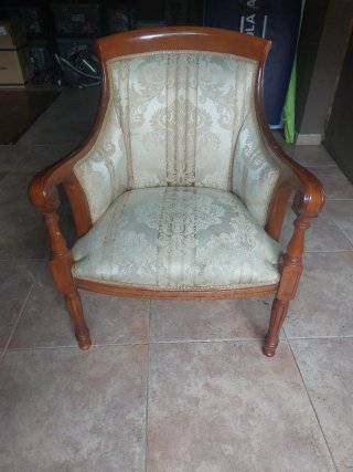 Silla antigua con reposabrazos
