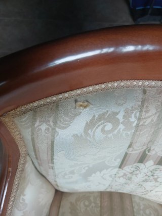 Silla antigua con reposabrazos
