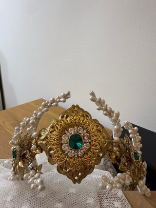 Tiara de Novia Dorada con Perlas y Piedras Verdes.