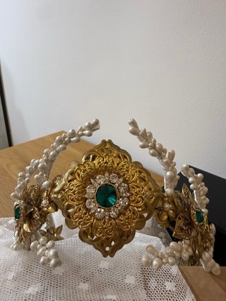 Tiara de Novia Dorada con Perlas y Piedras Verdes.