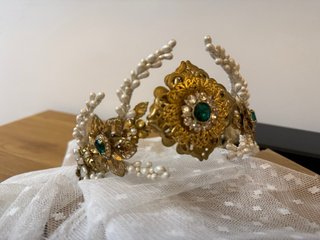 Tiara de Novia Dorada con Perlas y Piedras Verdes.