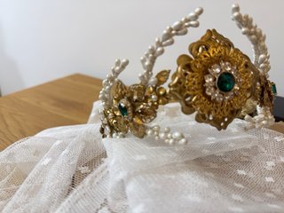 Tiara de Novia Dorada con Perlas y Piedras Verdes.