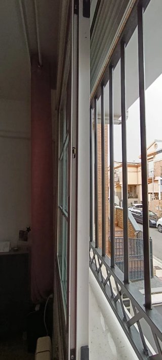 Ventana aluminio blanca 1,52x1,37m con persiana