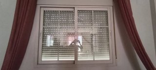 Ventana aluminio blanca 1,52x1,37m con persiana