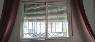 Ventana aluminio blanca 1,52x1,37m con persiana