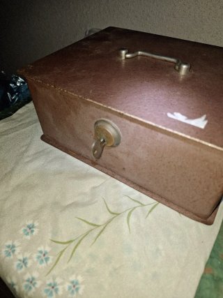 Antigua caja de caudales con llaves