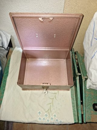 Antigua caja de caudales con llaves