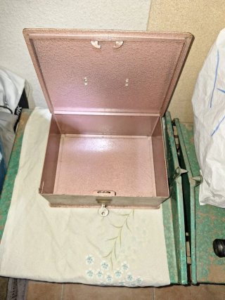 Antigua caja de caudales con llaves