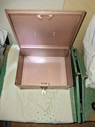 Antigua caja de caudales con llaves