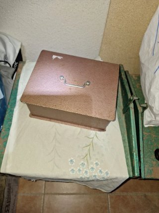 Antigua caja de caudales con llaves