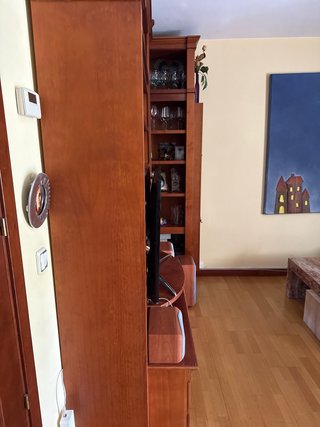 Estantería de esquina de madera y cristal