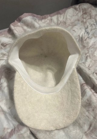 Gorra de lana beige y blanca