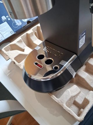 Cafetera DeLonghi Dedica Style EC685.BK Nueva