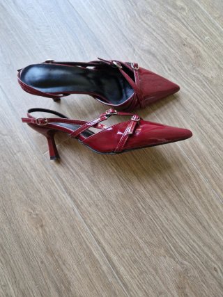 Zapatos de tacón granates
