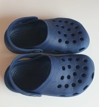 Sandalias tipo Crocs azul marino
