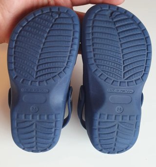 Sandalias tipo Crocs azul marino