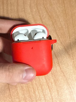 AirPods con funda roja (60€)