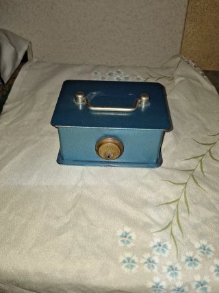 Caja de caudales antigua azul