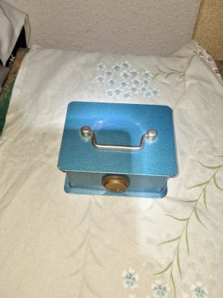 Caja de caudales antigua azul