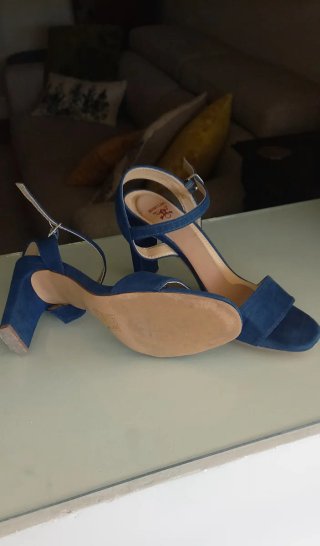 Sandalias azules de tacón