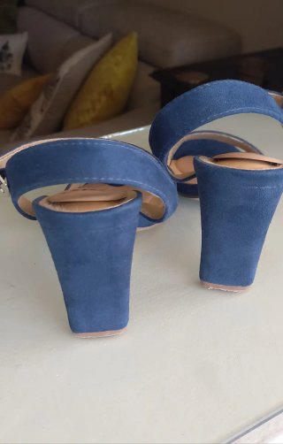 Sandalias azules de tacón