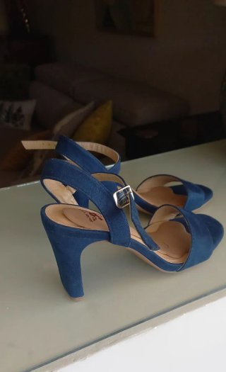 Sandalias azules de tacón