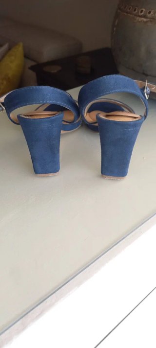 Sandalias azules de tacón