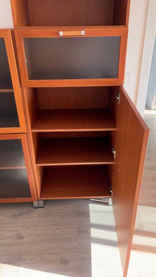 Mueble de madera con puertas de cristal