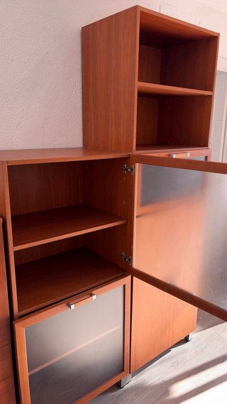 Mueble de madera con puertas de cristal