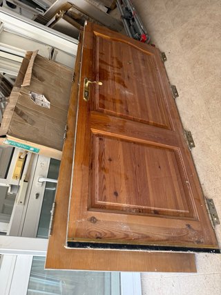 Puerta de entrada de madera