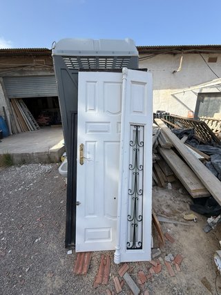 Puerta de entrada de madera