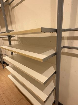 Estructura metálica de pared beige y gris