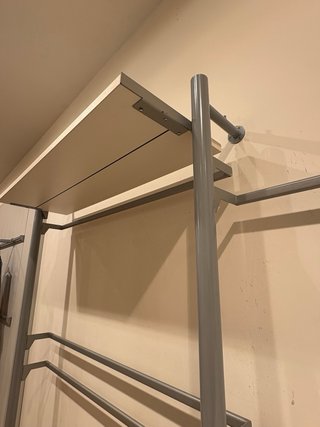 Estructura metálica de pared beige y gris