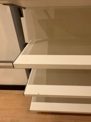 Estructura metálica de pared beige y gris
