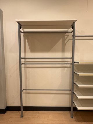 Estructura metálica de pared beige y gris
